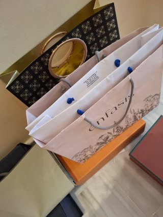Lote Bolsas y Cajas Guess Louis Vuitton