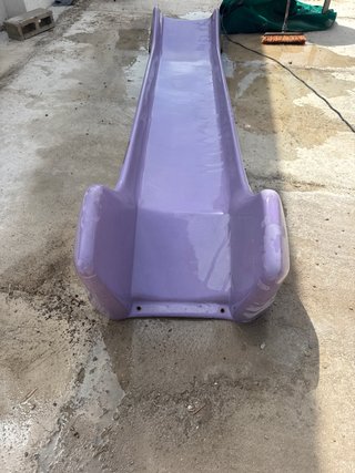 Tobogán de fibra para piscina o parque infantil.