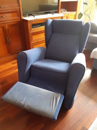 Sillón orejero reclinable azul