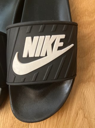 Chanclas Nike Negras con Logo Blanco