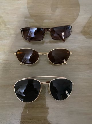 Gafas de sol marrones y doradas