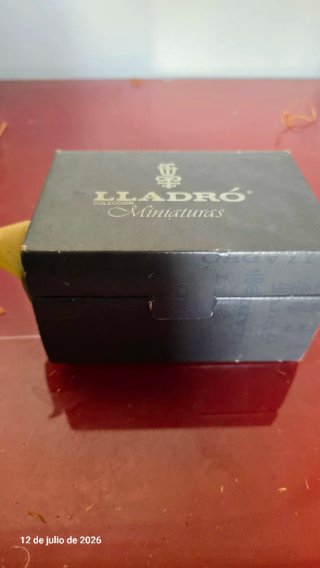 Figura de porcelana Lladró cáliz decorado