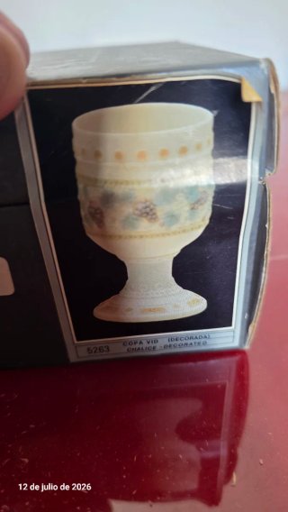 Figura de porcelana Lladró cáliz decorado
