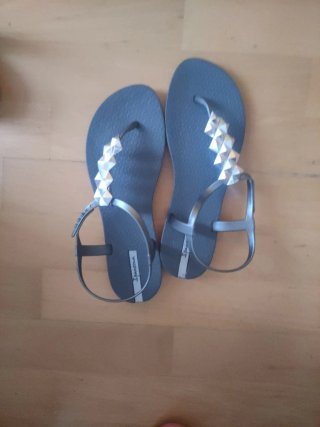 Sandalias Ipanema grises con adornos plateados