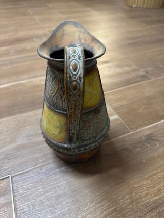 Jarra decorativa metal dorada y verde