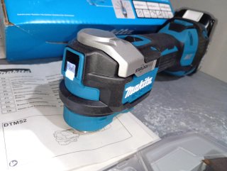 Makita DTM52 Multifunción + Batería + Accesorios