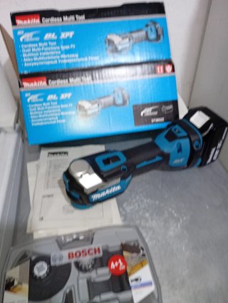 Makita DTM52 Multifunción + Batería + Accesorios
