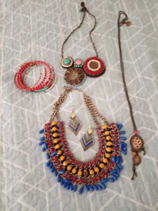 Lote bisutería: collares y pulseras