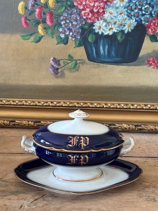 Salsera antigua con tapa porcelana