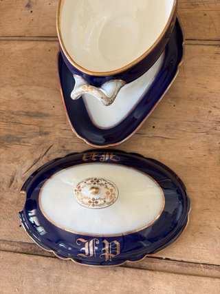 Salsera antigua con tapa porcelana