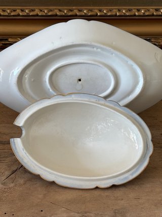 Salsera antigua con tapa porcelana