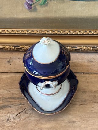 Salsera antigua con tapa porcelana