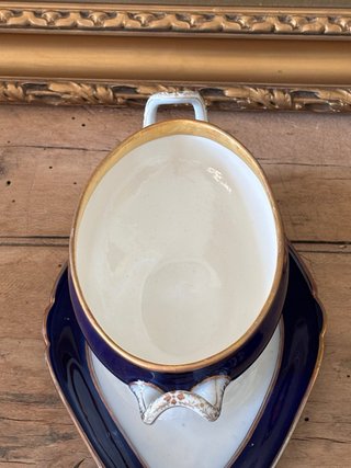 Salsera antigua con tapa porcelana