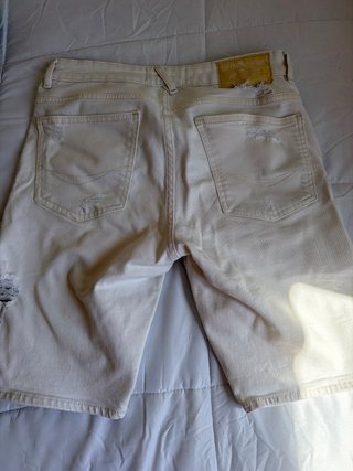 Pantalón corto blanco hombre desgastado