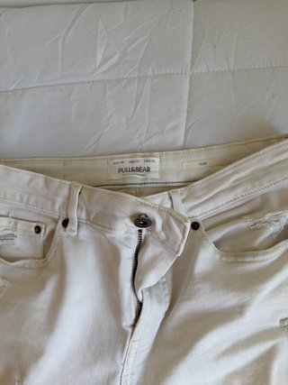 Pantalón corto blanco hombre desgastado