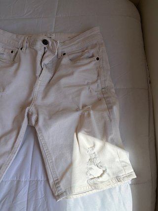 Pantalón corto blanco hombre desgastado