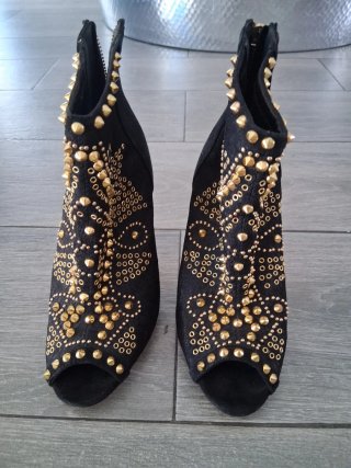 Botines Negros con Tachuelas Doradas