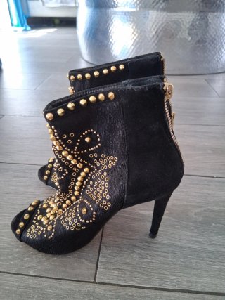 Botines Negros con Tachuelas Doradas