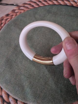 Pulsera D&G Blanca con Logo Dorado