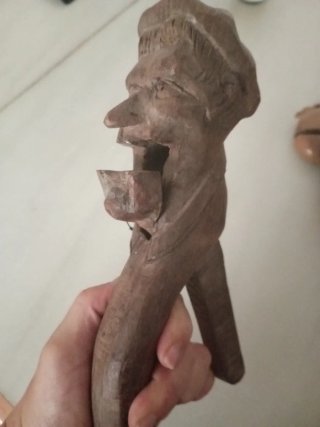 Cascanueces antiguo de madera tallada