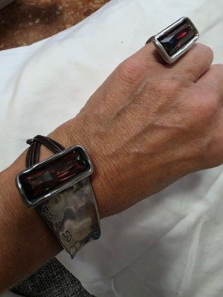 Pulsera Uno de 50 con piedra roja y plata