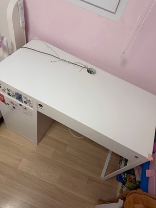 Mesa de escritorio blanca con cajones