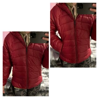 Chaqueta acolchada burdeos-roja con capucha.