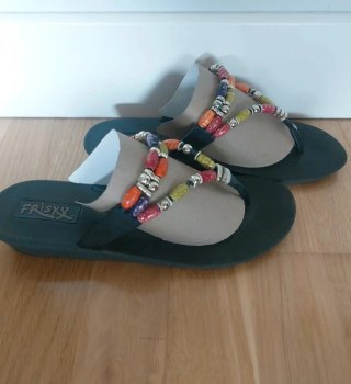 Sandalias negras con abalorios multicolor