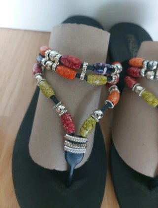 Sandalias negras con abalorios multicolor