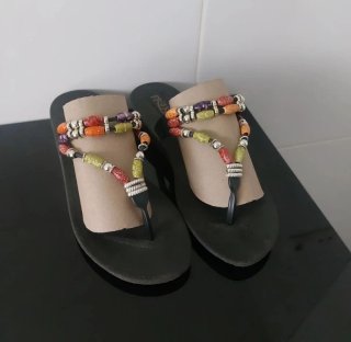 Sandalias negras con abalorios multicolor