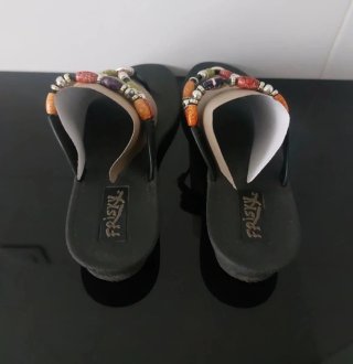 Sandalias negras con abalorios multicolor