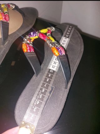 Sandalias negras con abalorios multicolor