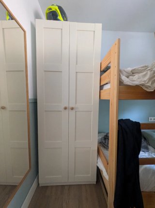 Armadio Ikea bianco con ante battenti