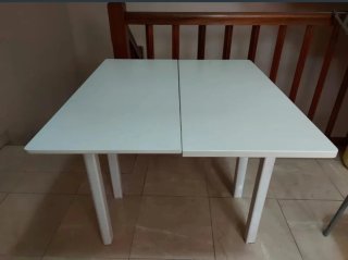 Mesa de cocina extensible blanca, patas metalicas.