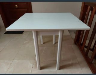 Mesa de cocina extensible blanca, patas metalicas.