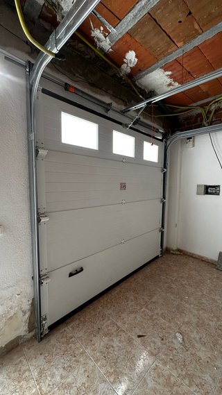 Puerta Seccional Garaje con 3 ventanas