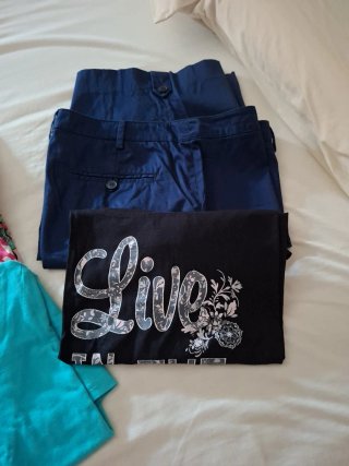 Lote Ropa Mujer: 3 Camisetas y 1 Bermuda