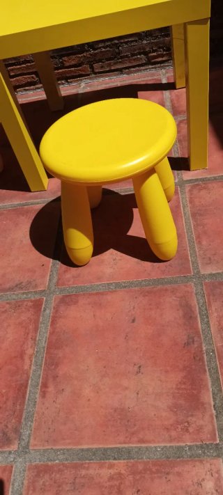 Mesa infantil amarilla + 2 taburetes