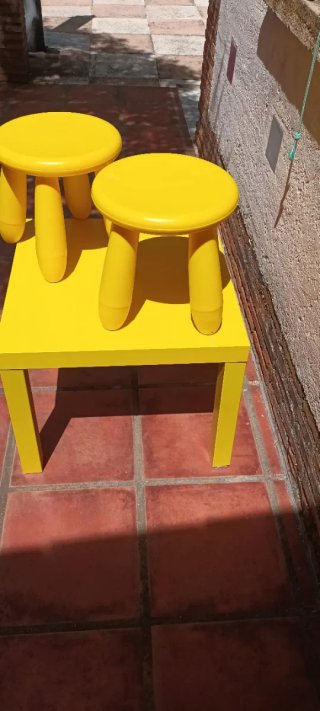 Mesa infantil amarilla + 2 taburetes