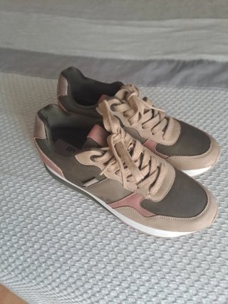 Zapatillas deportivas beige y verde