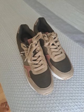 Zapatillas deportivas beige y verde