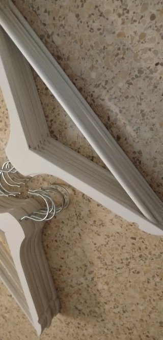 12 perchas de madera blancas