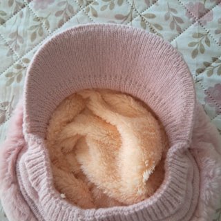 Gorro rosa peludo con pompón para invierno
