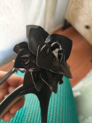 Zapatos de tacón negros y bolso de mano