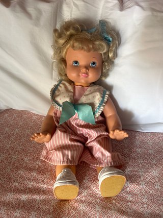 Muñeca rubia con traje de rayas