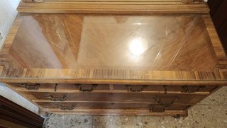 Aparador antiguo de madera y cristal