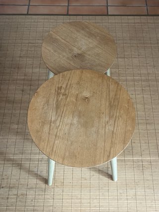 Set di due tavolini da pranzo rotondi in legno