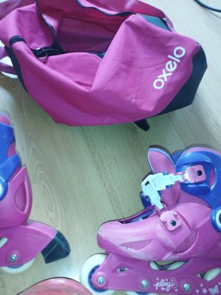 Patines rosas y morados con casco y bolsa