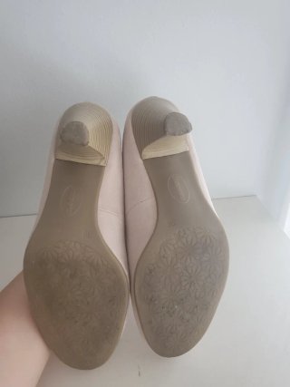 Zapatos de tacón rosa palo.