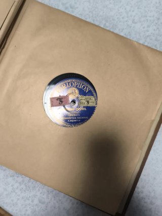Gramola antigua con 30 discos